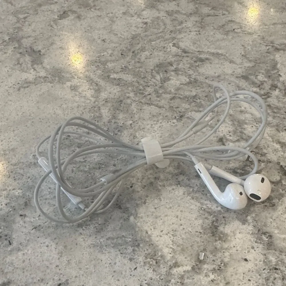 🤍 Apple EarPods with Lightning Connector – White (Excellent Condition)